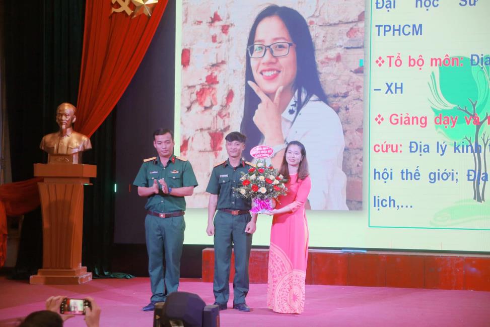 Đại diện đơn vị kết nghĩa 971 tặng hoa cho BCN Khoa Địa lí (Ảnh: LCĐ Khoa Địa lí)
