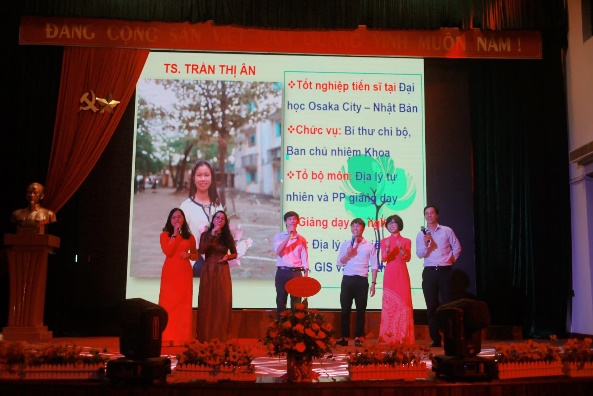 Một số tiết mục văn nghệ của sinh viên và giảng viên Khoa Địa lí (Ảnh: LCĐ Khoa Địa lí)