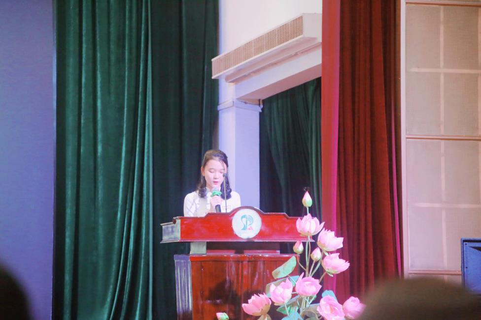 Thủ khoa đầu vào phát biểu cảm nghĩ nhân ngày gặp mặt Khoa (Ảnh: LCĐ Khoa Địa lí)