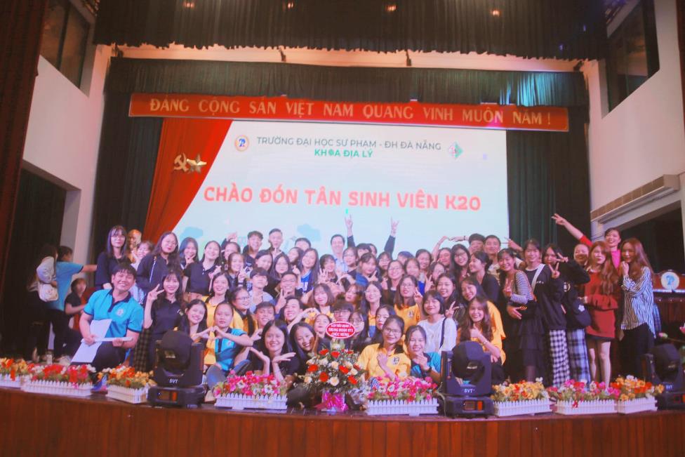 Sinh viên Khoa thể hiện quyết tâm và sự đoàn kết trong năm học mới (Ảnh: LCĐ Khoa Địa lí)