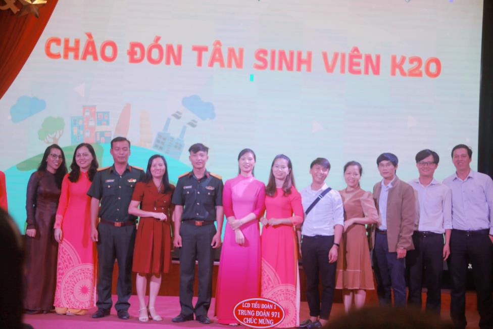 Giảng viên và đơn vị kết nghĩa chụp ảnh lưu niệm (Ảnh: LCĐ Khoa Địa lí)