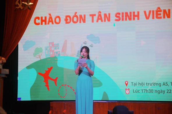 Giới thiệu chương trình Chào đón Tân sinh viên K20 – Khoa Địa lí (Ảnh: LCĐ Khoa Địa lí)