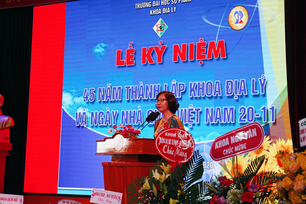 Cô Diệu Hương - Nguyên Trưởng Khoa Địa lý bày tỏ cảm xúc về ngày hội ngộ