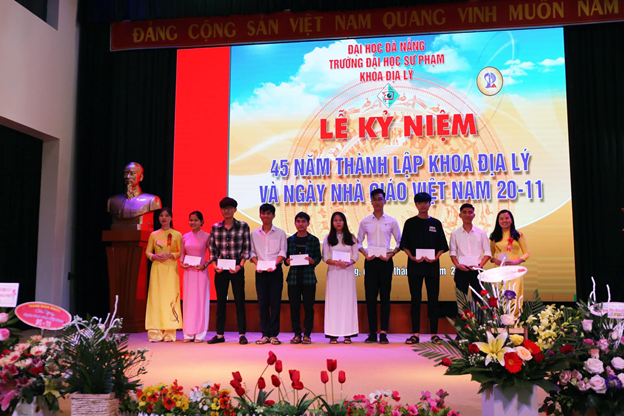 Trao thưởng học bổng cho các sinh viên có thành tích học tập tốt