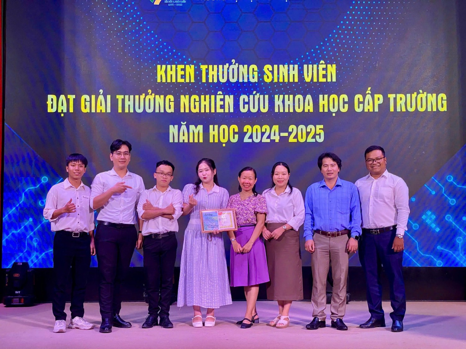 SINH VIÊN KHOA SỬ - ĐỊA - CHÍNH TRỊ ĐẠT THÀNH TÍCH CAO TRONG NGHIÊN CỨU KHOA HỌC VÀ CUỘC THI KHỞI NGHIỆP – DẪN LỐI TƯƠNG LAI