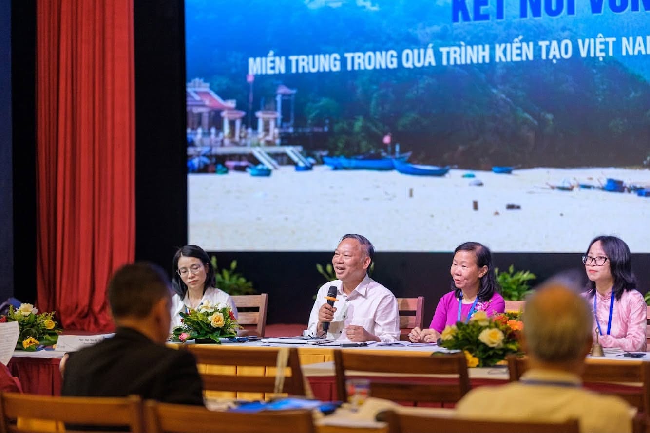 Giảng viên Khoa Sử - Địa - Chính trị tham gia nhiều hoạt động khoa học