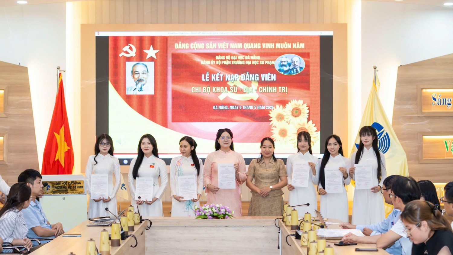 KẾT NẠP ĐẢNG VIÊN MỚI CHO SINH VIÊN KHOA SỬ - ĐỊA - CHÍNH TRỊ