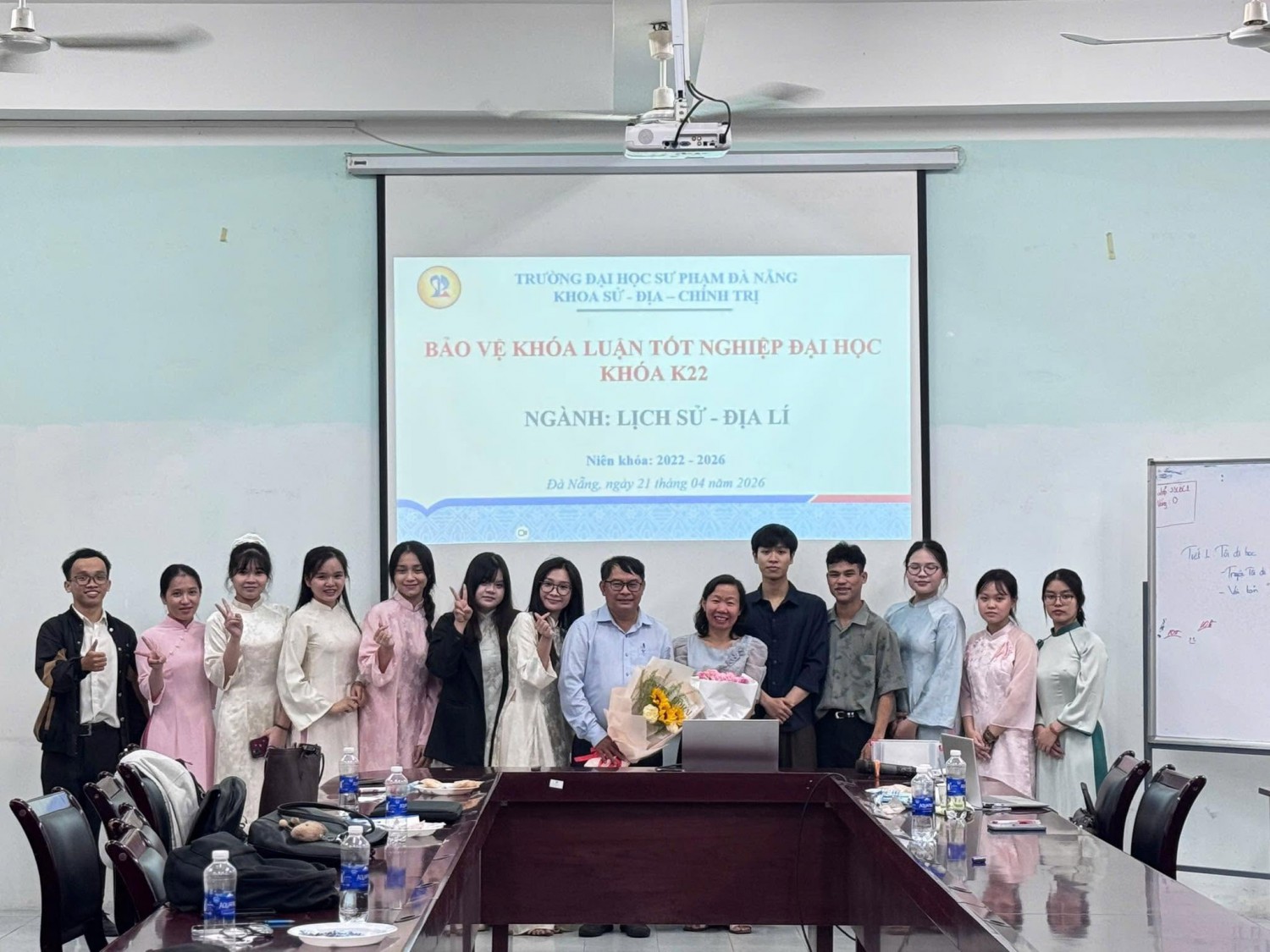 Ngành Sư phạm Lịch sử - Địa lí bảo vệ khoá luận