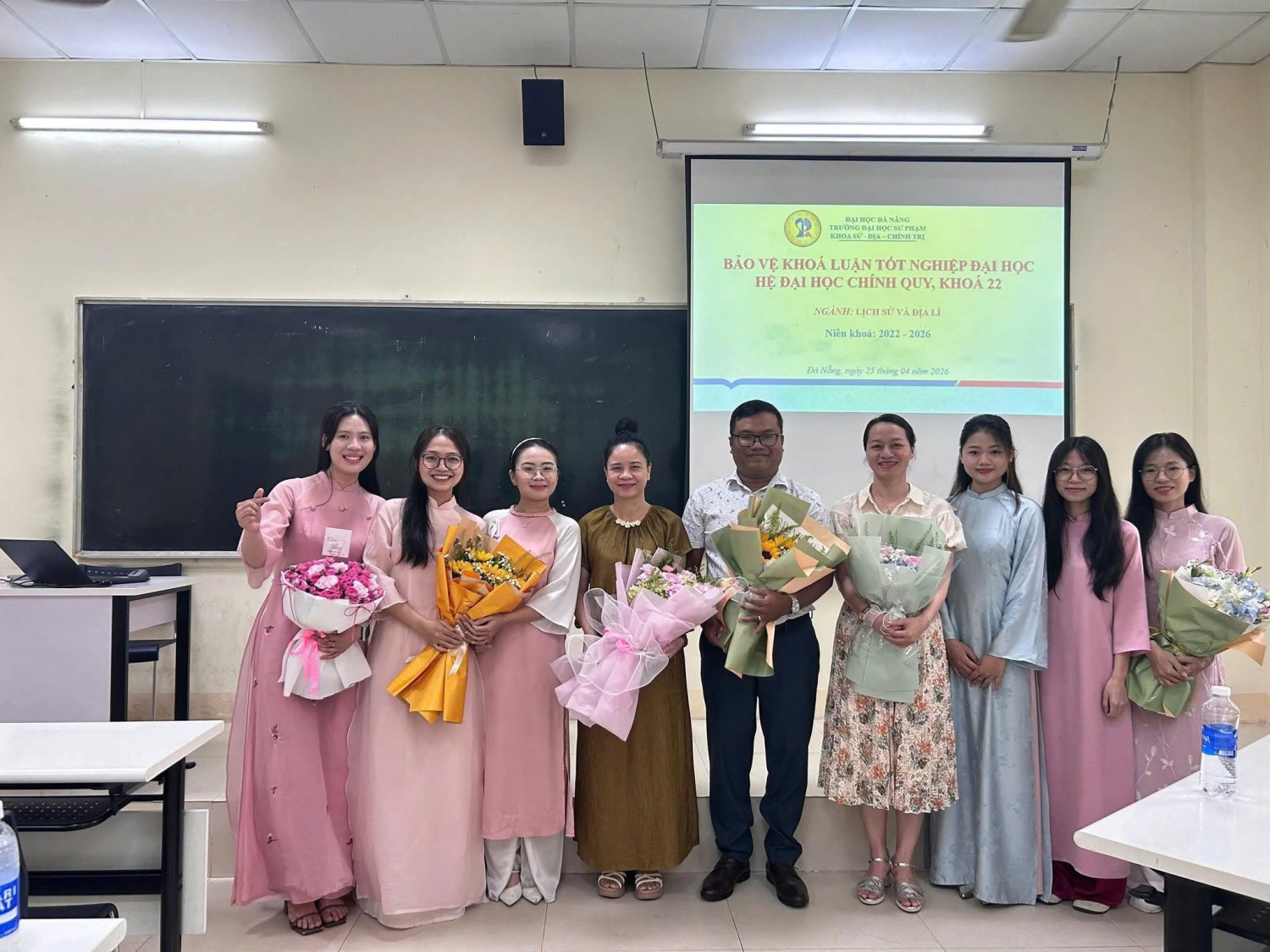 🎓 KHÉP LẠI HÀNH TRÌNH BẢO VỆ KHÓA LUẬN TỐT NGHIỆP CỦA SINH VIÊN NGÀNH SƯ PHẠM LỊCH SỬ - ĐỊA LÍ, NĂM 2026