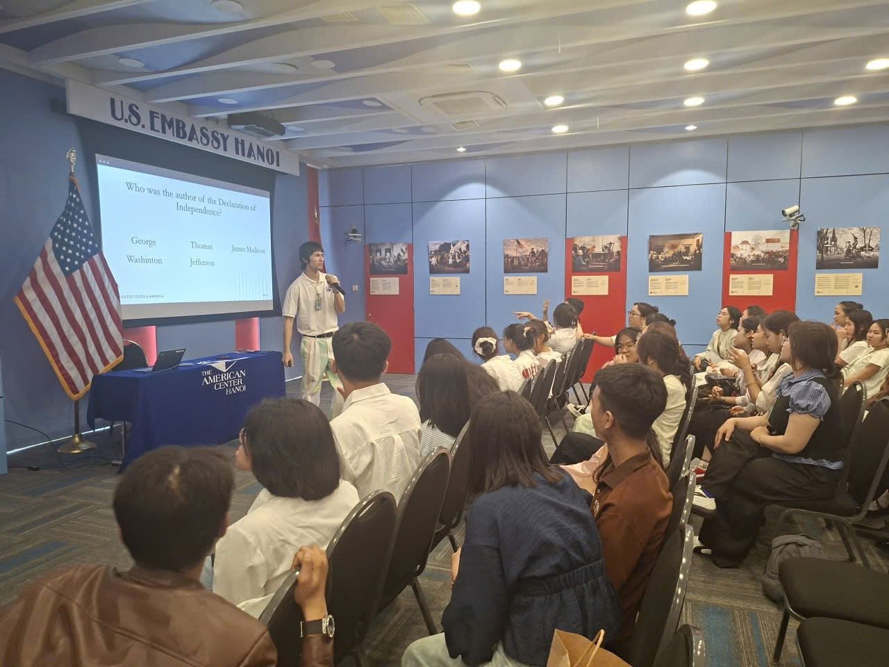 24CLS (NGÀNH LỊCH SỬ - CHUYÊN NGÀNH QUAN HỆ QUỐC TẾ) KHÁM PHÁ KHÔNG GIAN HỌC TẬP TẠI TRUNG TÂM HOA KỲ (THUỘC ĐẠI SỨ QUÁN HOA KÌ TẠI HÀ NỘI)