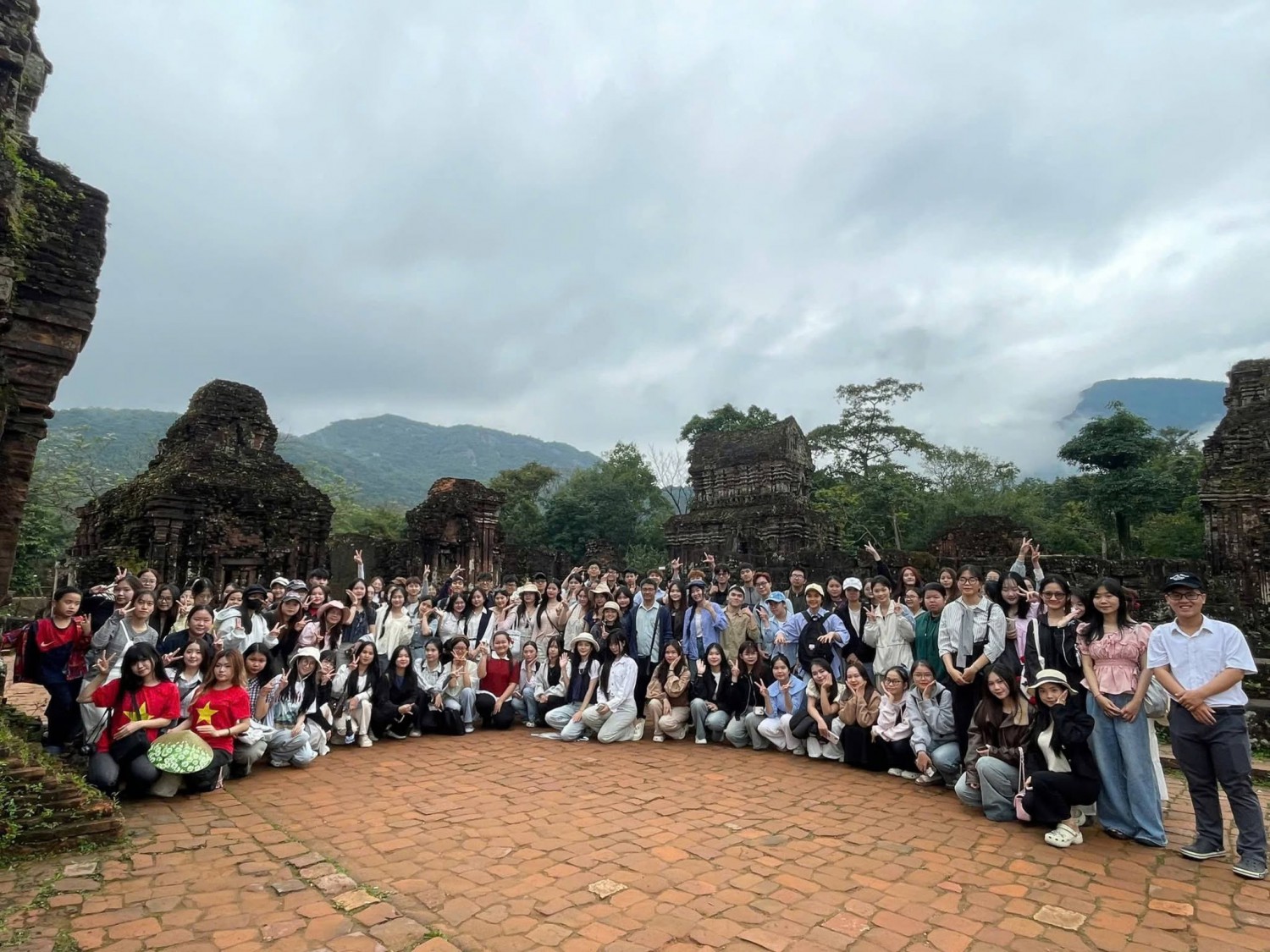📘🌿 SINH VIÊN VIỆT NAM HỌC THỰC HÀNH – THI NGHIỆP VỤ HƯỚNG DẪN TẠI DI SẢN MỸ SƠN – HỘI AN