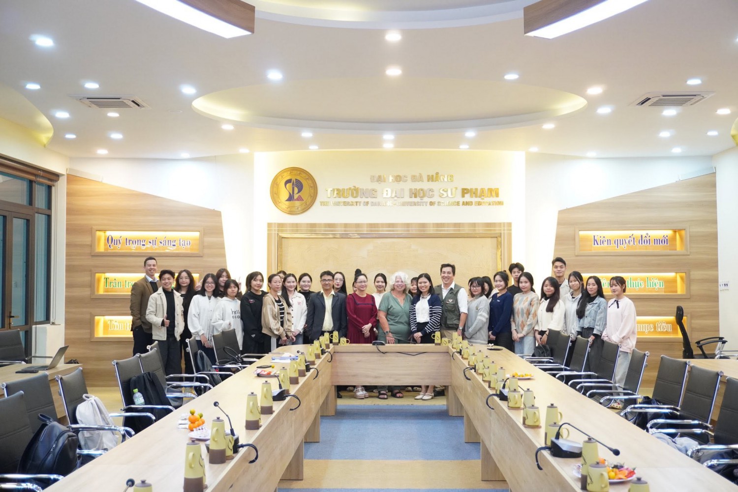 TRAO ĐỔI HỌC THUẬT CÙNG DIỄN GIẢ QUỐC TẾ