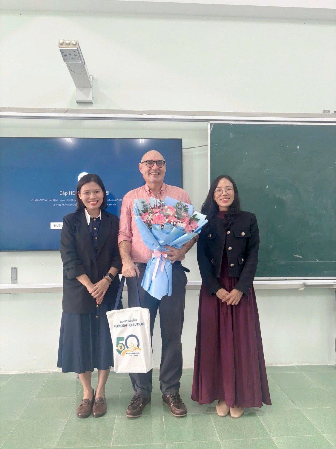 ✨TRAO ĐỔI HỌC THUẬT VỚI NHÀ KHOA HỌC NƯỚC NGOÀI✨