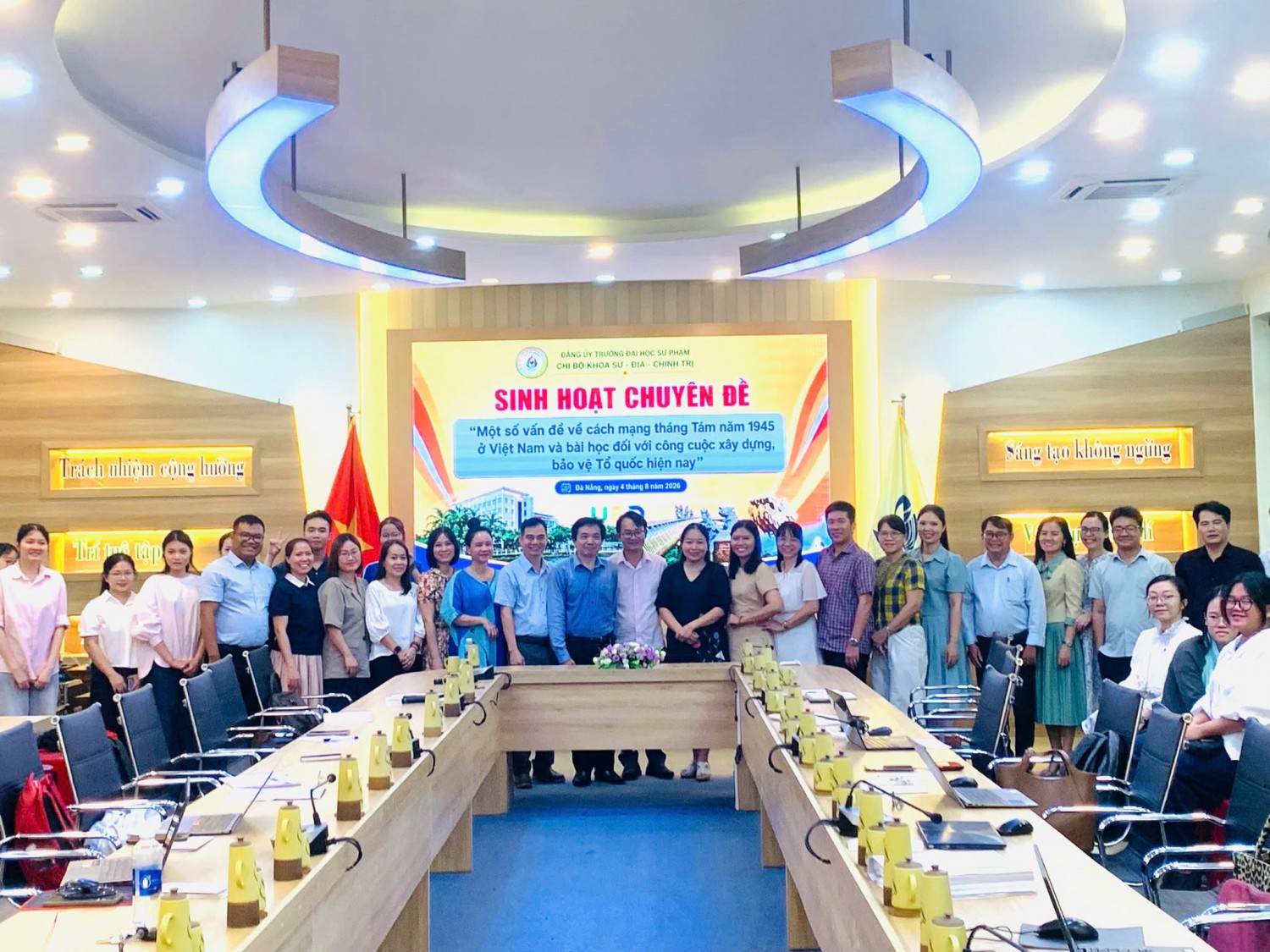 CHI BỘ KHOA SỬ - ĐỊA - CHÍNH TRỊ TỔ CHỨC HỌC TẬP CHUYÊN ĐỀ: MỘT SỐ VẤN ĐỀ CÁCH MẠNG THÁNG TÁM NĂM 1945 Ở VIỆT NAM VÀ BÀI HỌC ĐỐI VỚI CÔNG CUỘC XÂY DỰNG, BẢO VỆ TỔ QUỐC HIỆN NAY